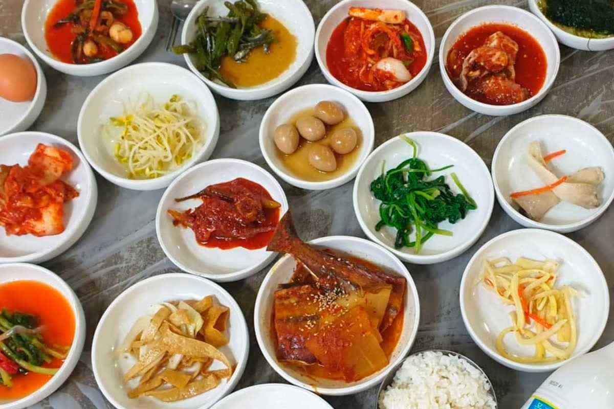 따뜻한 집밥의 정수를 담은 푸짐한 한 상, 백반 맛집 5곳 | 핫식신